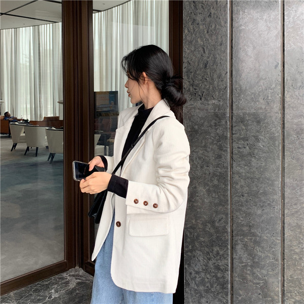 Modern női kordbársony kabát fehér színben, gombokkal