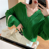 Pulover gros de damă, cu decolteu spitz și umerii goi