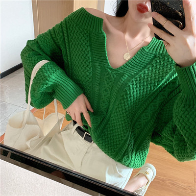 Pulover gros de damă, cu decolteu spitz și umerii goi