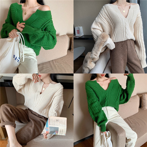 Pulover gros de damă, cu decolteu spitz și umerii goi