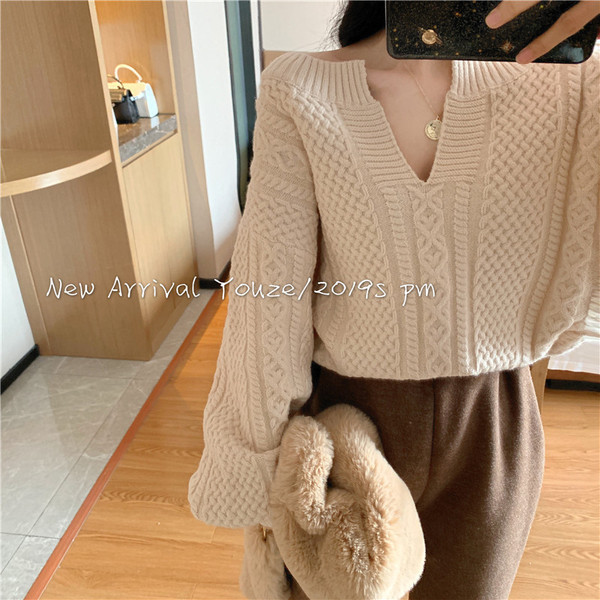 Pulover gros de damă, cu decolteu spitz și umerii goi