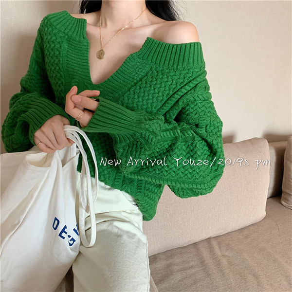 Pulover gros de damă, cu decolteu spitz și umerii goi