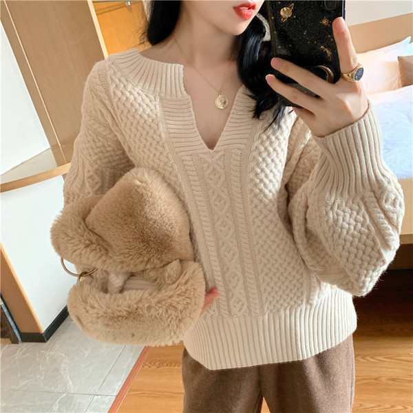 Pulover gros de damă, cu decolteu spitz și umerii goi