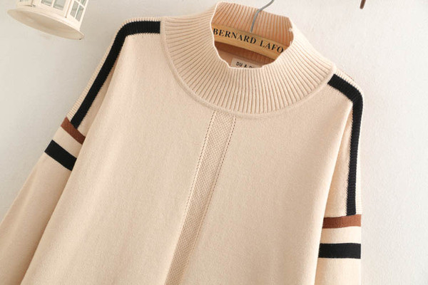 Casual γυναικείο πουλόβερ  με υψηλό κολάρο και μακρύ μανίκι σε μπεζ και μαύρο χρώμα