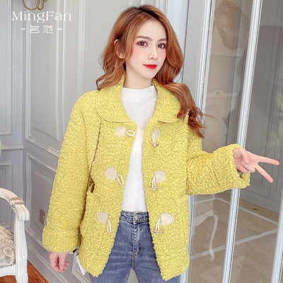 Μοντέρνο γυναικείο παλτό με κουμπιά και τσέπες σε πράσινο, ροζ, κίτρινο και μπεζ χρώμα