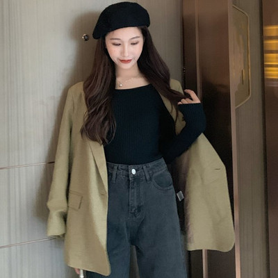 Női testhezálló blúz ovális nyakkivágással, több színben