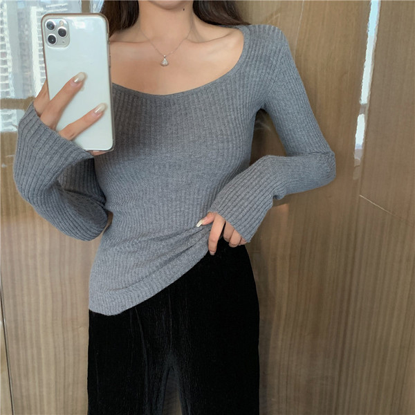 Női testhezálló blúz ovális nyakkivágással, több színben