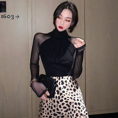 Bluză modernă, cu guler înalt și mâneci din tul