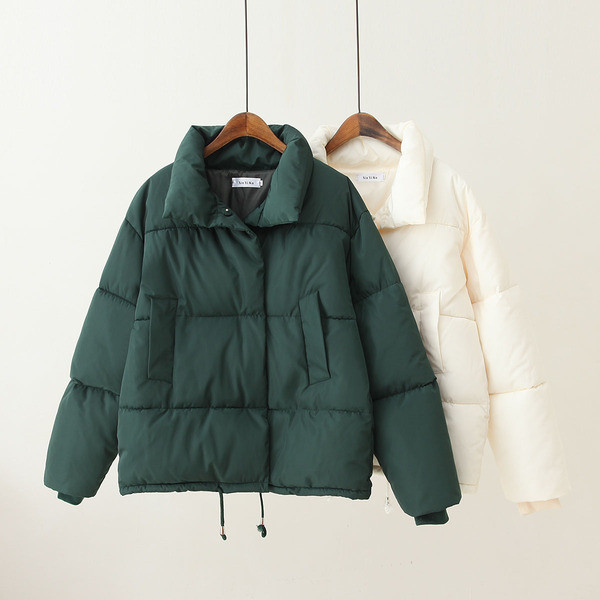 Geaca de iarna scurta moderna de dama cu guler inalt si buzunare in alb si verde