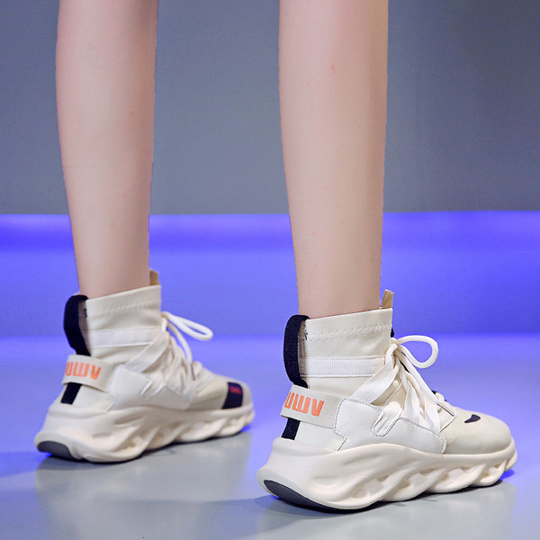 ÚJ női tornacipő magas talppal fehér és fekete színben