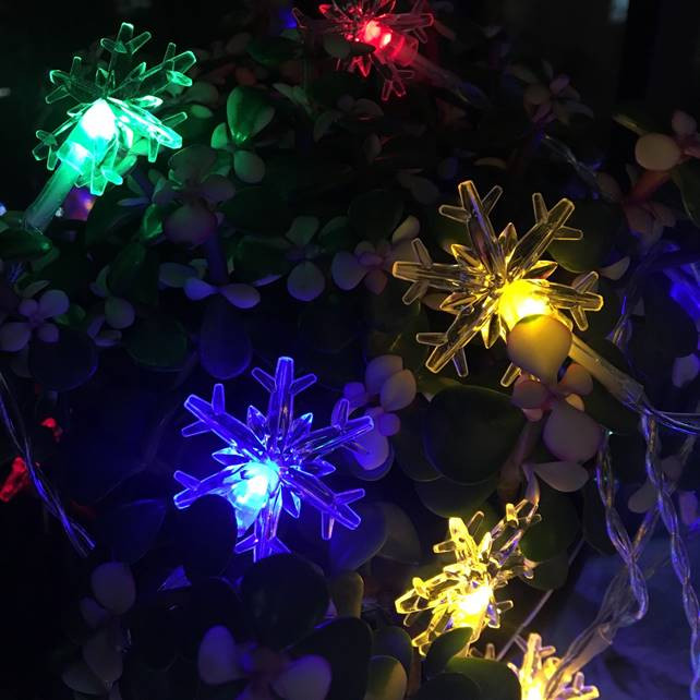 Многоцветни коледни LED лампички във формата на снежинки - 5 метра