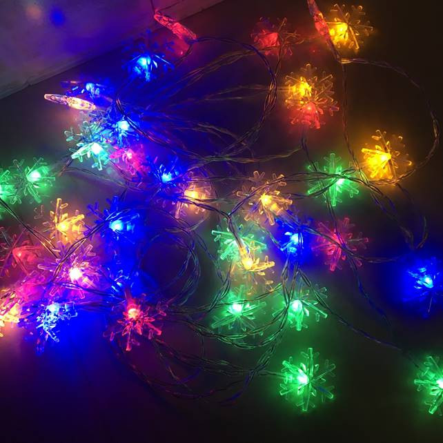 Lumini LED multicolore de Craciun in forma de fulgi de zapada - 5 metri