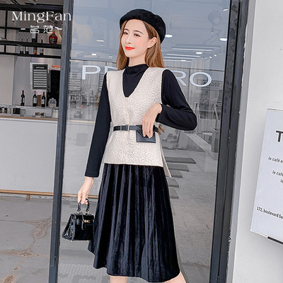 Set de dama modern de rochie din doua piese cu fusta plisata si vesta cu centura in maro si negru