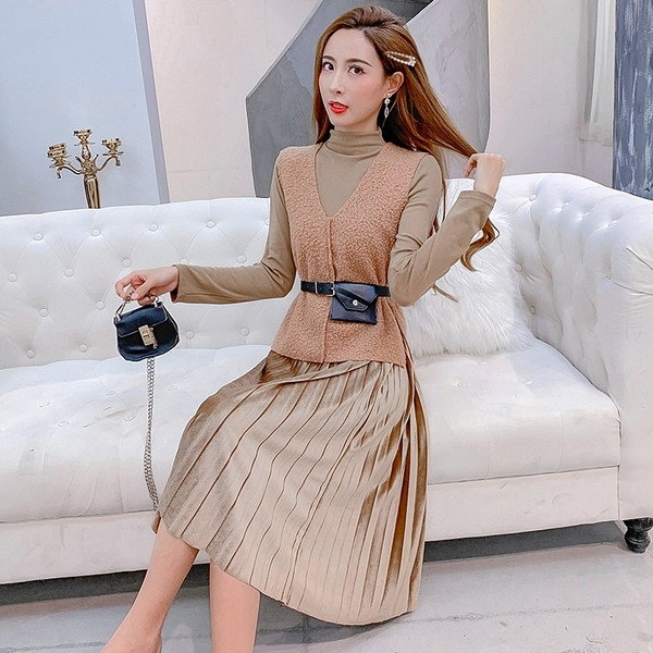 Set de dama modern de rochie din doua piese cu fusta plisata si vesta cu centura in maro si negru