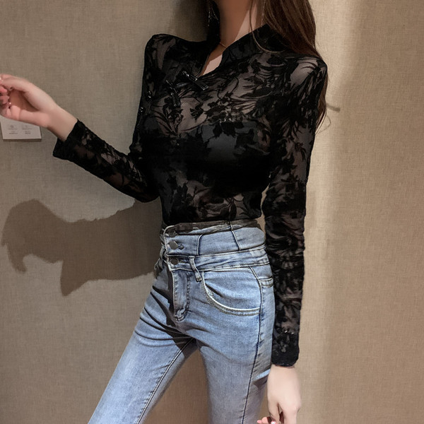 Cămașă modernă din tul, cu broderie în negru