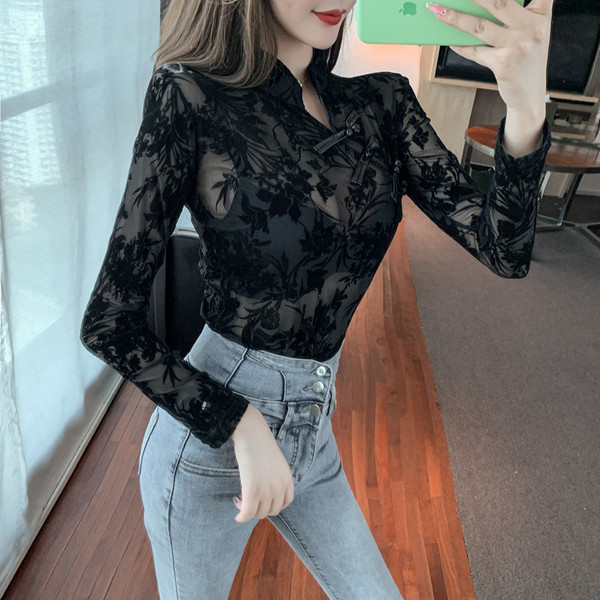 Cămașă modernă din tul, cu broderie în negru