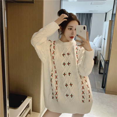 Női vastag pulóver fehér hímzéssel