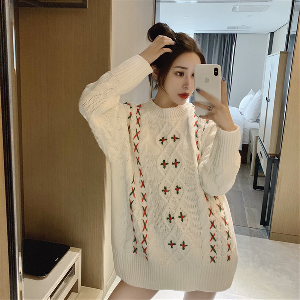 Női vastag pulóver fehér hímzéssel