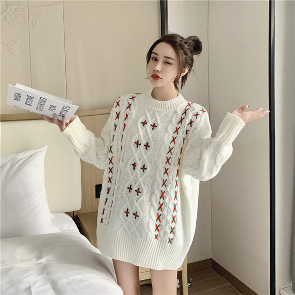 Női vastag pulóver fehér hímzéssel