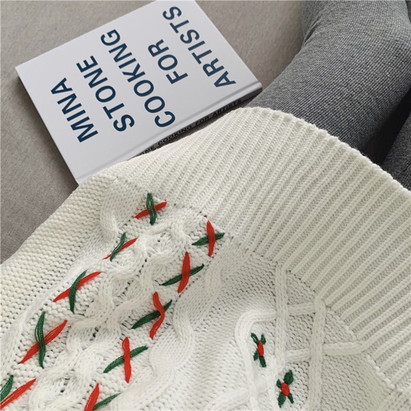 Női vastag pulóver fehér hímzéssel