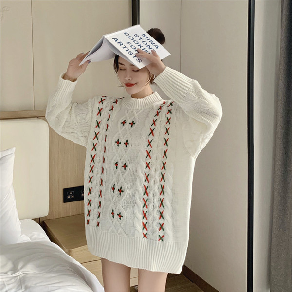 Női vastag pulóver fehér hímzéssel