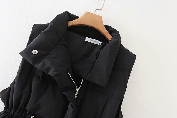 Vesta casual de dama potrivita pentru vesta de toamna cu fermoar si guler inalt in alb si negru