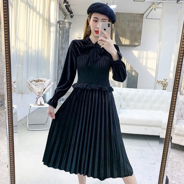 Rochie de dama model nou cu fusta plisata si maneci lungi