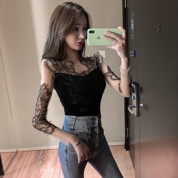 Bluză de damă din catifea și mâneci din tul cu dantelă