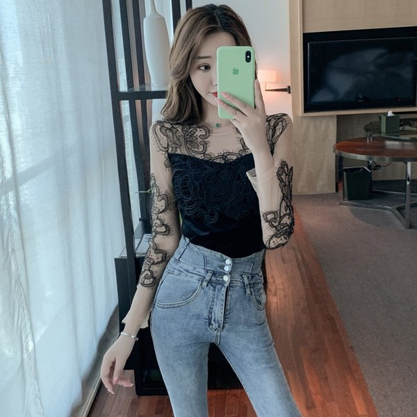 Bluză de damă din catifea și mâneci din tul cu dantelă