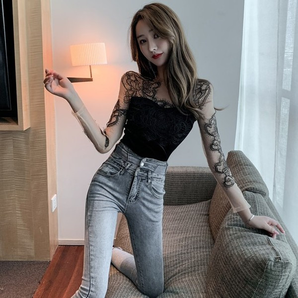 Bluză de damă din catifea și mâneci din tul cu dantelă