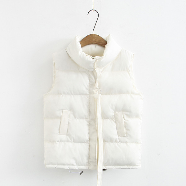 Alkalmi női mellény magas gallérral és zsebekkel fehér és fekete színben