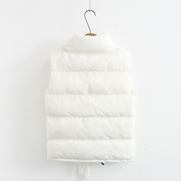 Alkalmi női mellény magas gallérral és zsebekkel fehér és fekete színben