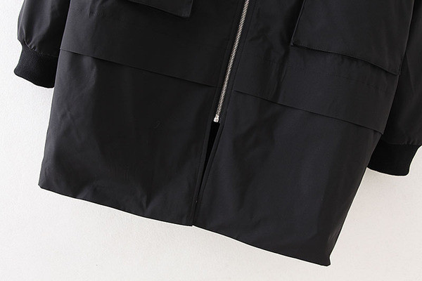 Modern női hosszú téli kabát zsebekkel és cipzárral fekete színben