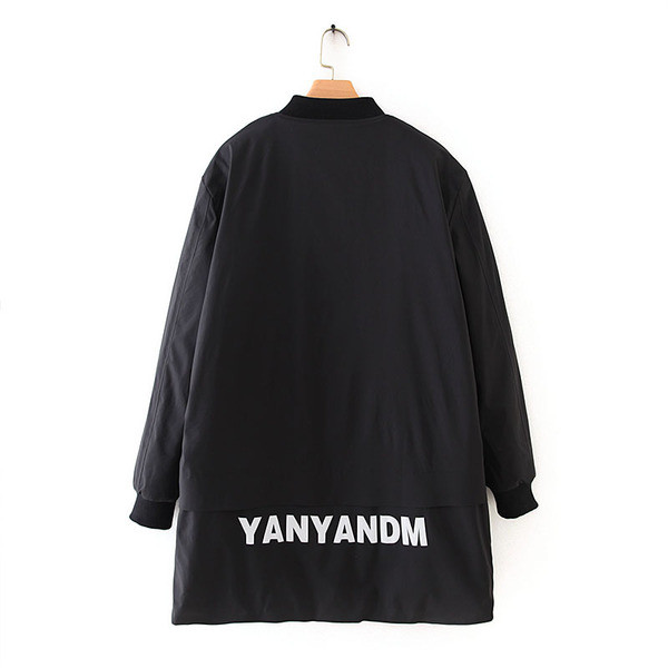 Modern női hosszú téli kabát zsebekkel és cipzárral fekete színben