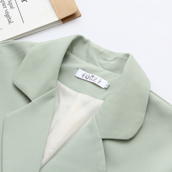 Geaca de dama moderna cu buzunare si nasturi in verde si negru