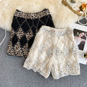 Pantaloni scurți eleganti de damă cu paiete în alb și negru