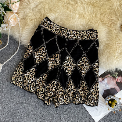 Pantaloni scurți eleganti de damă cu paiete în alb și negru