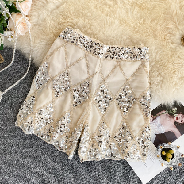 Pantaloni scurți eleganti de damă cu paiete în alb și negru