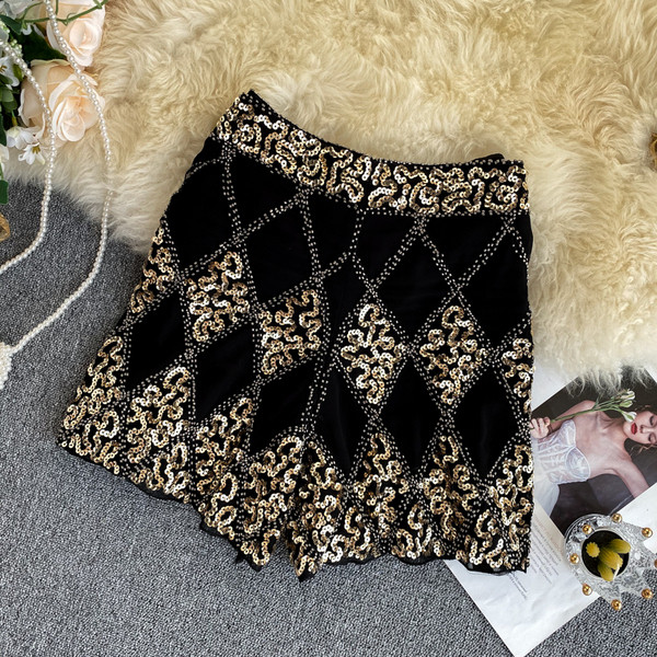 Pantaloni scurți eleganti de damă cu paiete în alb și negru