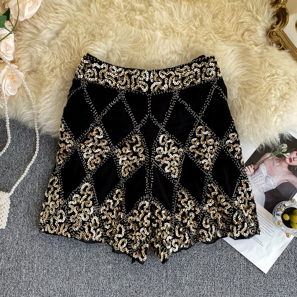 Pantaloni scurți eleganti de damă cu paiete în alb și negru