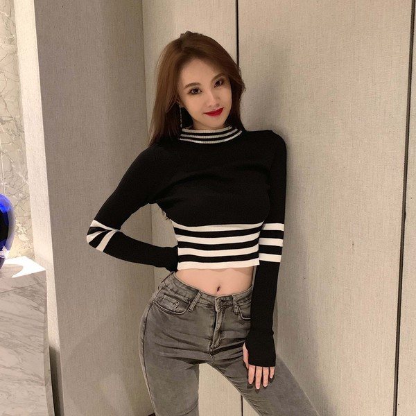Pulover scurt cu dungi negru cu guler înalt