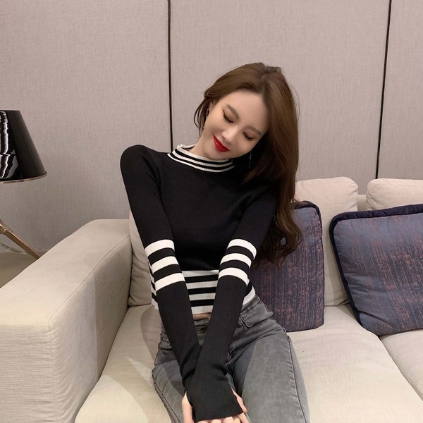 Pulover scurt cu dungi negru cu guler înalt