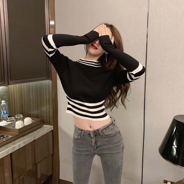 Pulover scurt cu dungi negru cu guler înalt