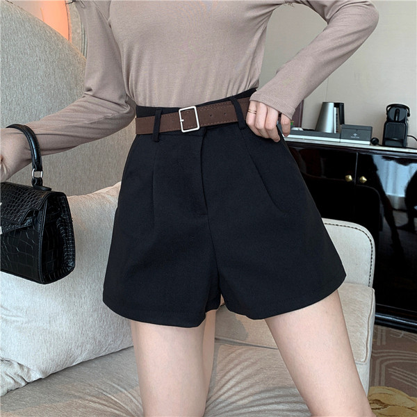 Pantaloni scurti de dama in trei culori cu curea