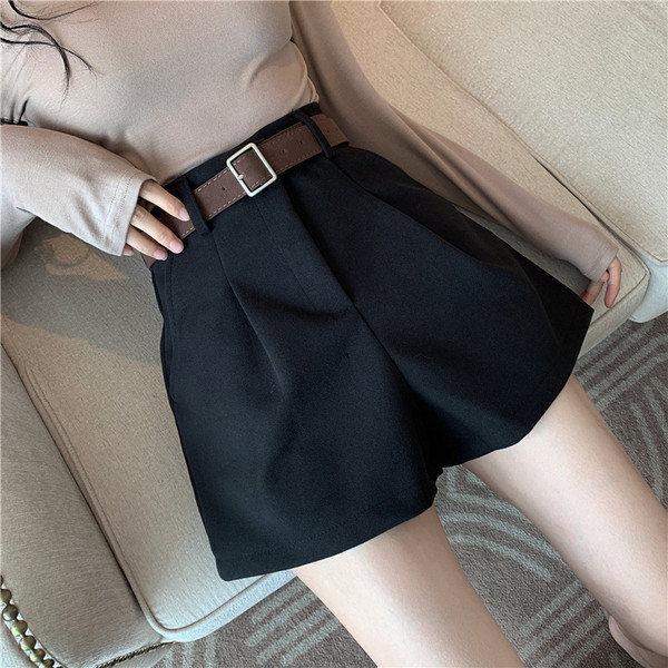 Pantaloni scurti de dama in trei culori cu curea