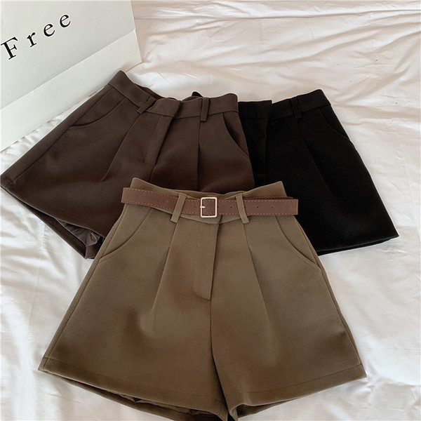 Pantaloni scurti de dama in trei culori cu curea