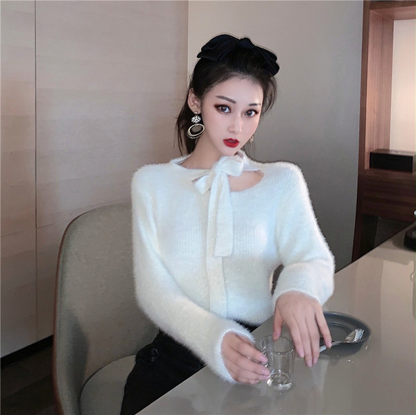 Pulover de damă pufos roz cu legături la decolteu