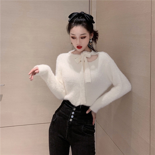 Pulover de damă pufos roz cu legături la decolteu