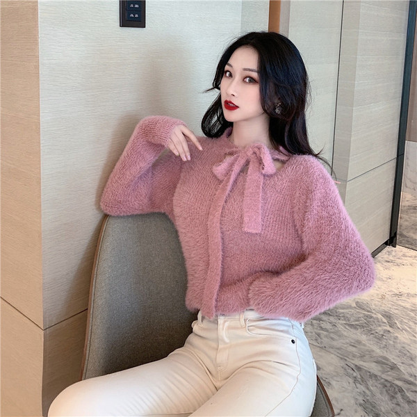 Pulover de damă pufos roz cu legături la decolteu