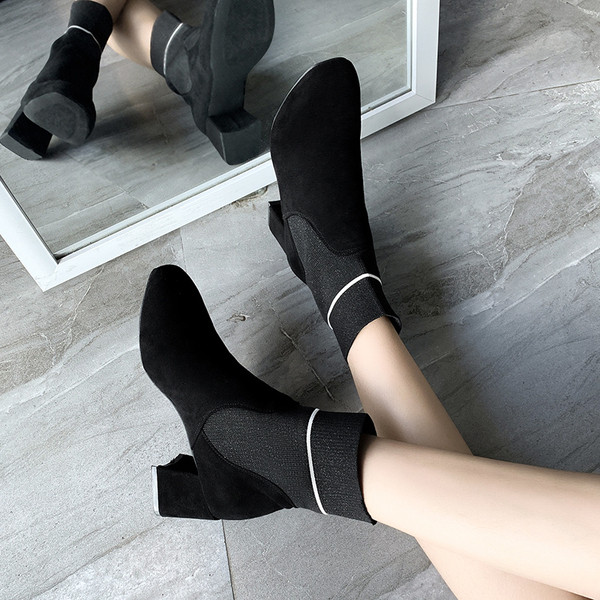 Modern női csizma fényes hatással fekete és vastag sarkúban